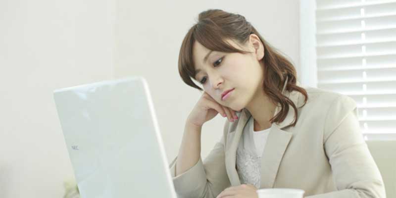 仕事に集中できない女性
