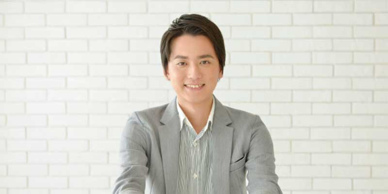 自己紹介する男性