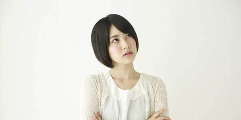相手の名前を忘れて考え込む女性