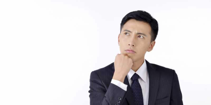 会社を辞めるか悩む男性