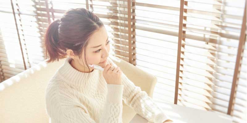退職後にすること・すべきことを確認する女性
