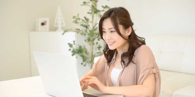 SNSシェアボタンを設置する女性