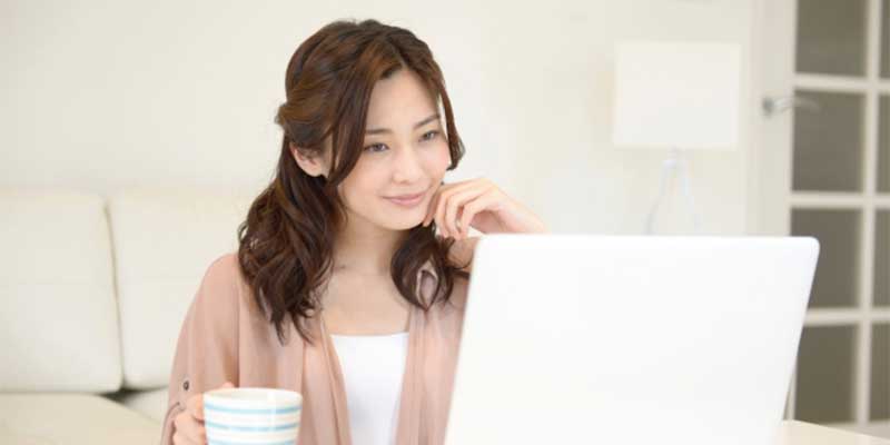 Windows10の標準ブラウザーEdgeを変更している女性